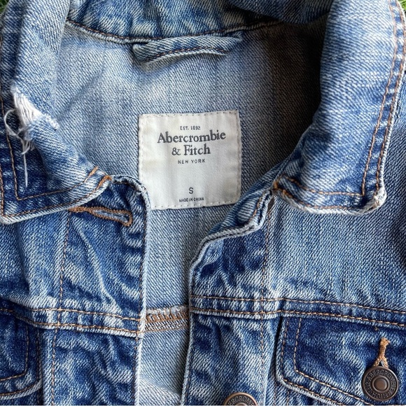 Abercrombie & Fitch Distressed Denim Jacket size small Preowned casual Y2K - Picture 3 of 7